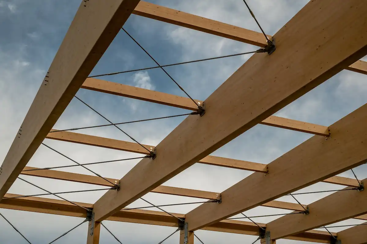 Detalle de arquitectura moderna con vigas laminadas_Toptimber Modern architectural detail with Toptimber laminated beams