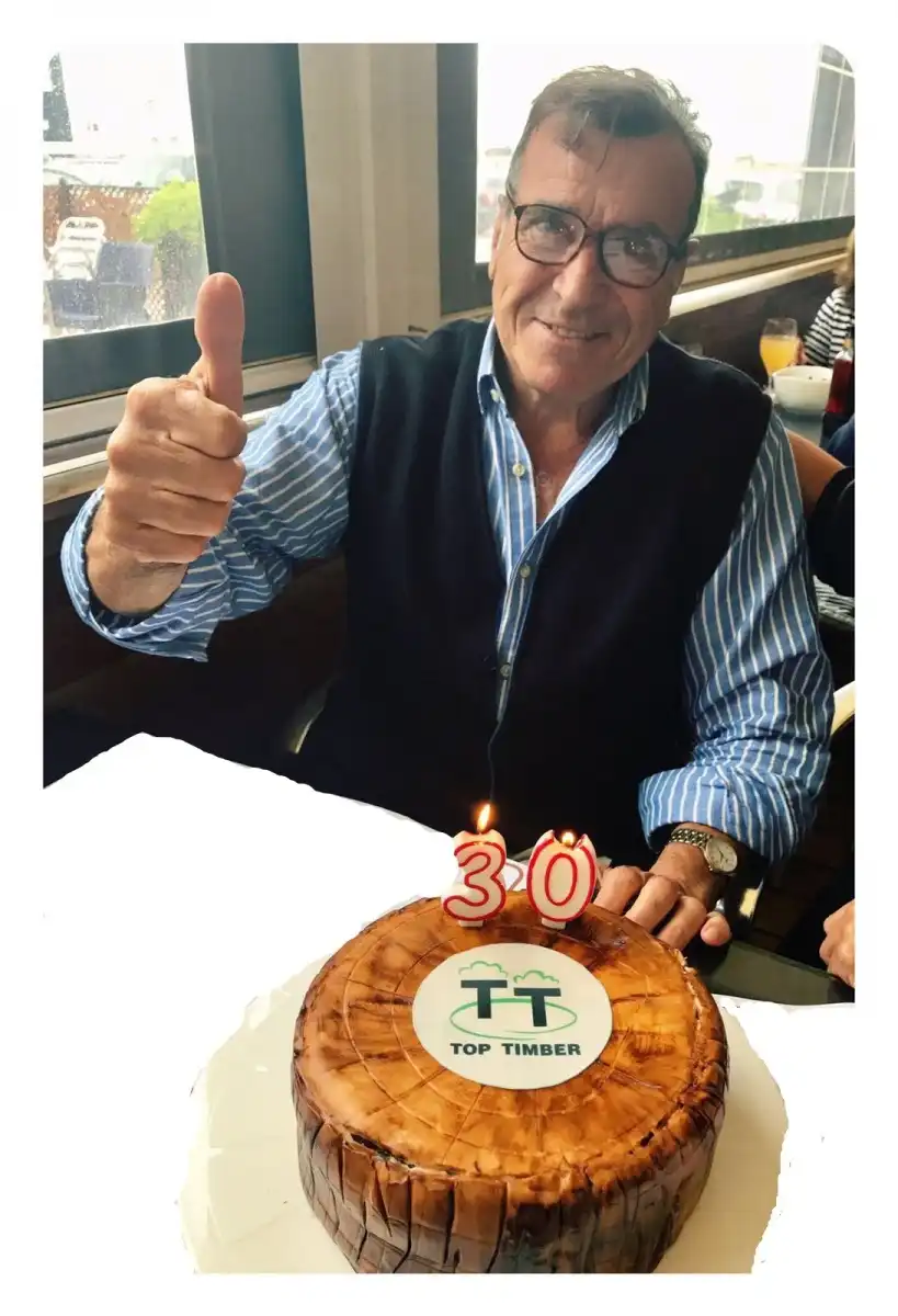 fundador de toptimber-montesinos Agencia de maderas y parquets. Fundador de Toptimber. El 15 de Septiembre de 2017 Top Timber cumplió 30 años, foto del Sr. Montesinos